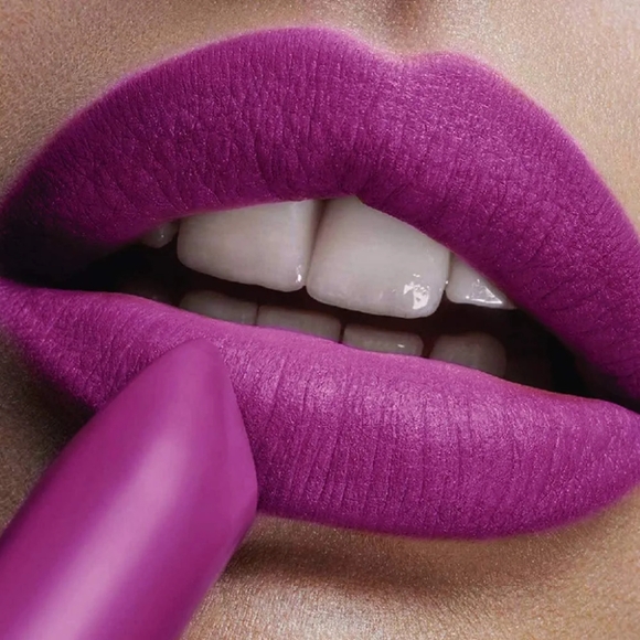 L'Oreal Purple Lipstick - Matte - Picture 5 of 7